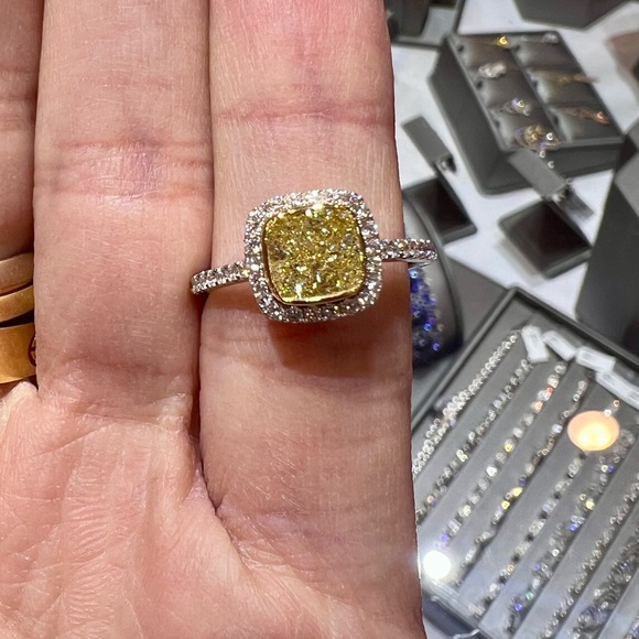 Engagement Ring Fancy Yellow Natural Diamond Cushion VS1 Rare GIA Certified - Picture 4 of 9